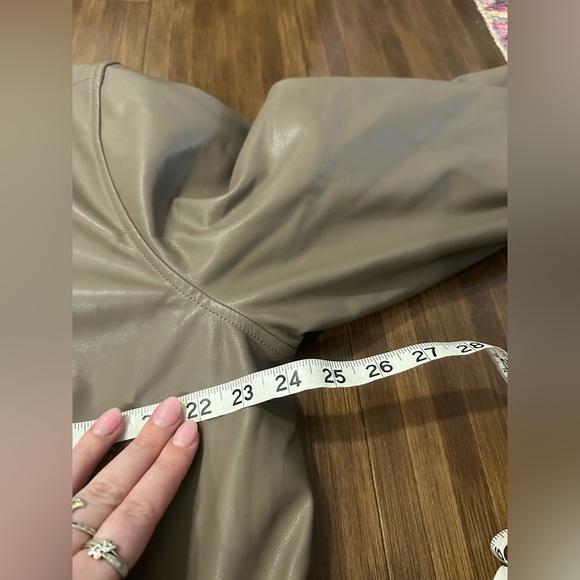 Abercrombie and Fitch Vegan Leather Shrunken Bomber Jacket sz Large beige tan - Picture 8 of 10